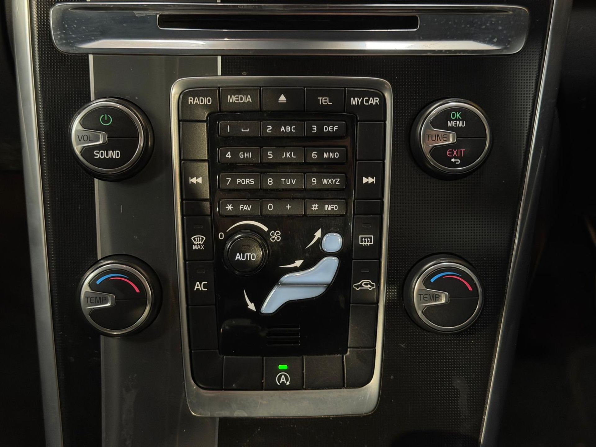 2015 VOLVO XC60 R-DESIGN D4 – BLUE >>--NO VAT ON HAMMER--<< - Image 37 of 46