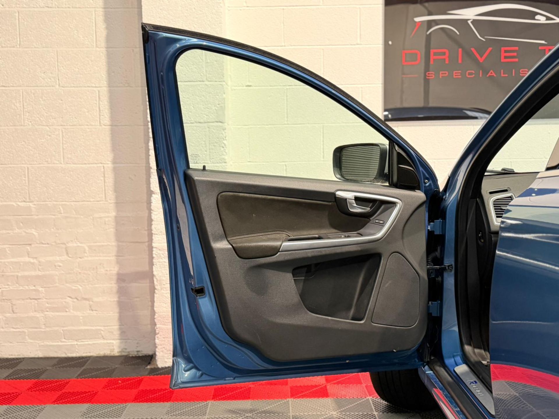 2015 VOLVO XC60 R-DESIGN D4 – BLUE >>--NO VAT ON HAMMER--<< - Image 41 of 46