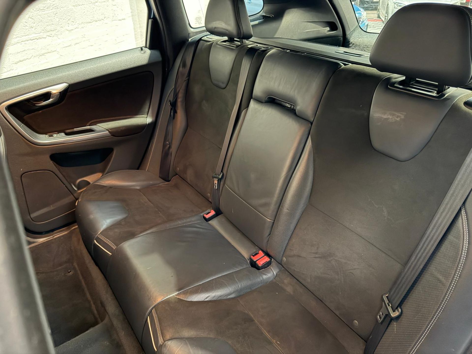 2015 VOLVO XC60 R-DESIGN D4 – BLUE >>--NO VAT ON HAMMER--<< - Image 35 of 46