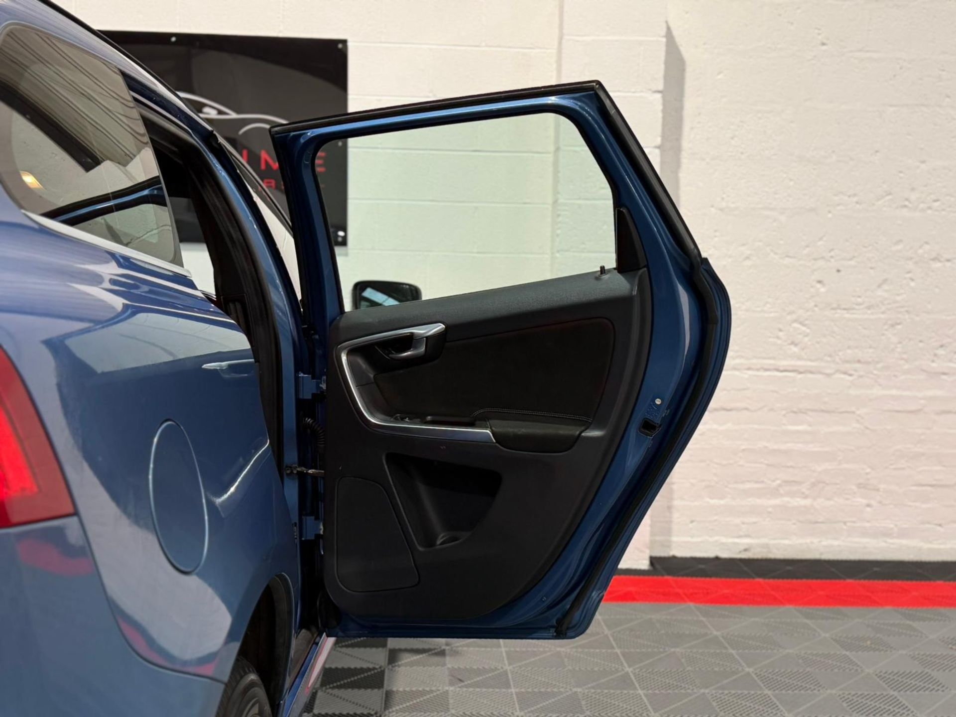 2015 VOLVO XC60 R-DESIGN D4 – BLUE >>--NO VAT ON HAMMER--<< - Image 30 of 46