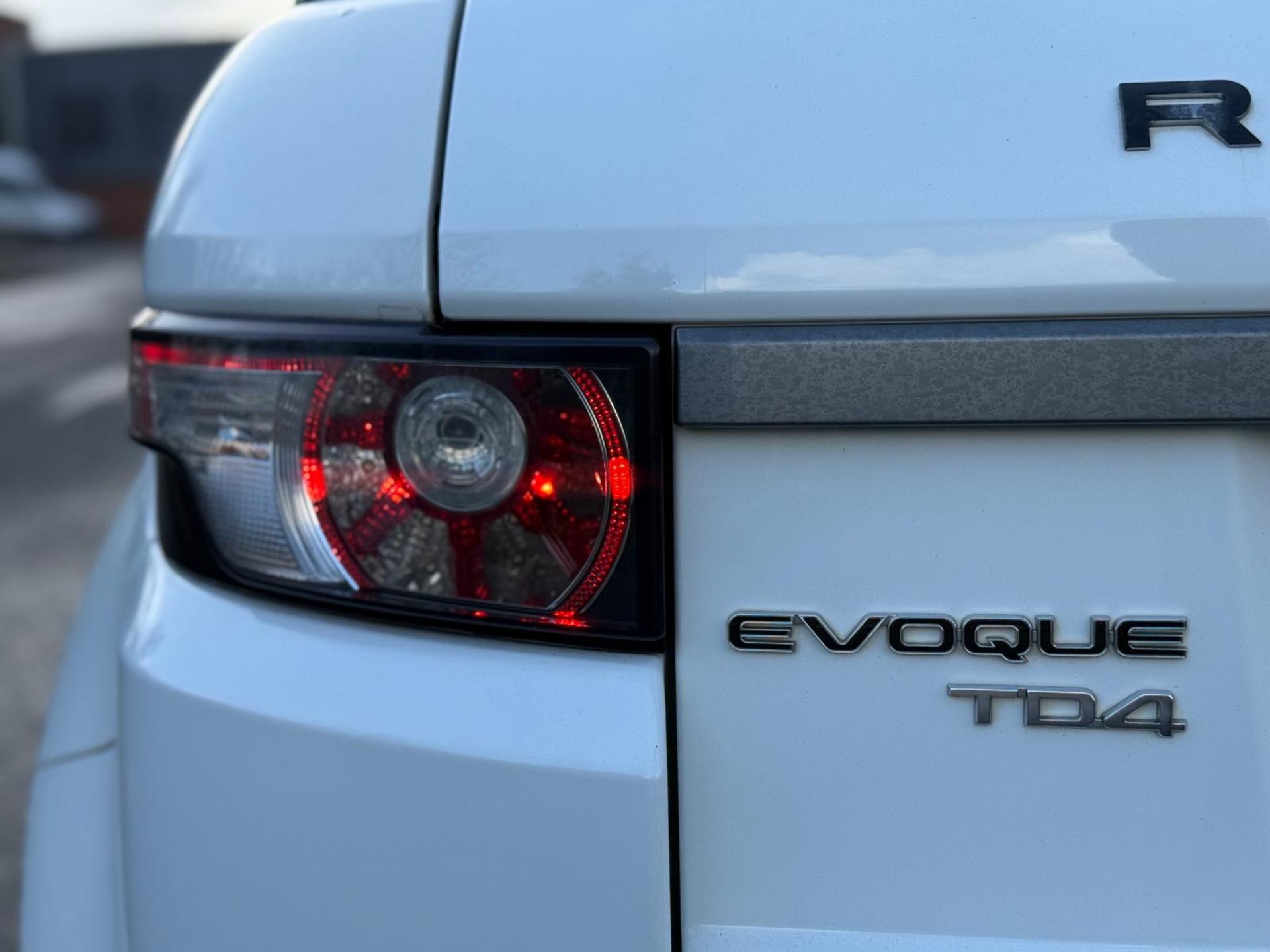 2012 LAND ROVER RANGE ROVER EVOQUE 2.2 TD4 PURE >>--NO VAT ON HAMMER--<< - Image 12 of 32