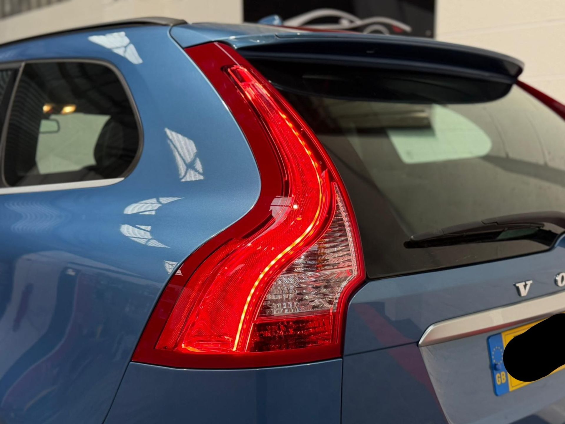 2015 VOLVO XC60 R-DESIGN D4 – BLUE >>--NO VAT ON HAMMER--<< - Image 25 of 46