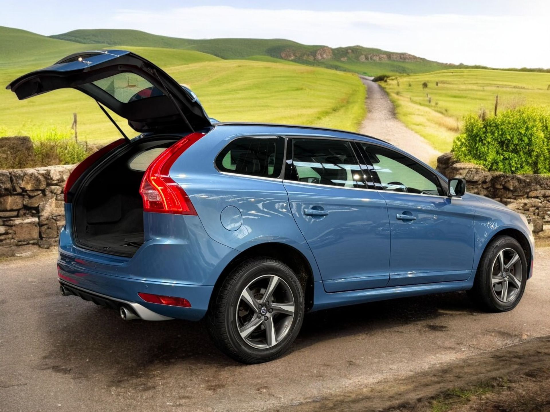 2015 VOLVO XC60 R-DESIGN D4 – BLUE >>--NO VAT ON HAMMER--<< - Image 3 of 46