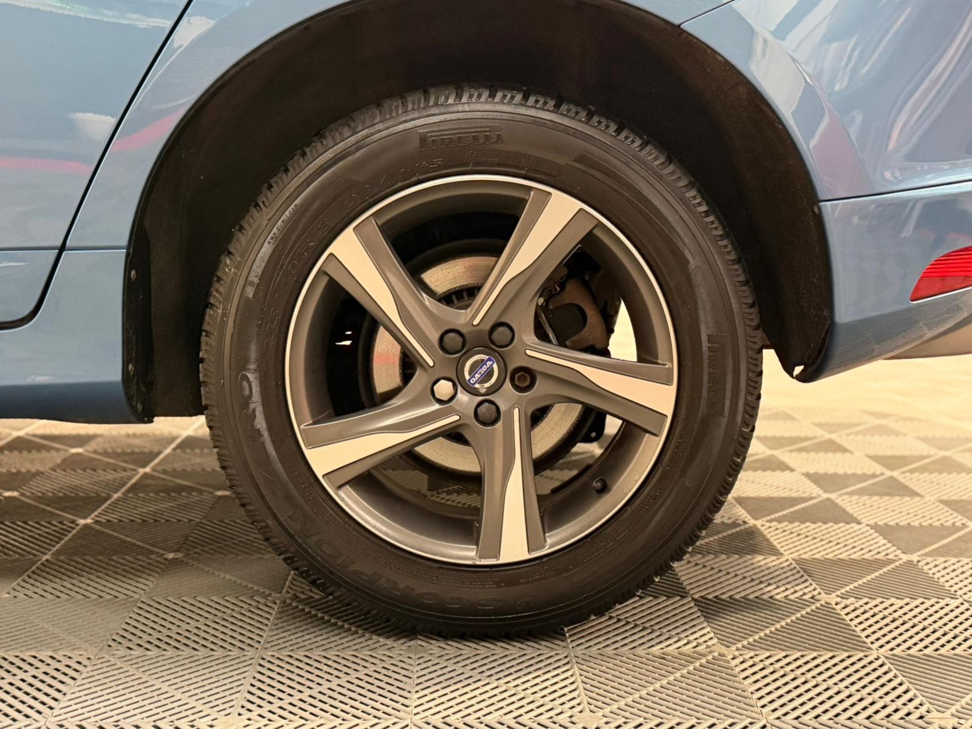 2015 VOLVO XC60 R-DESIGN D4 – BLUE >>--NO VAT ON HAMMER--<< - Image 28 of 46