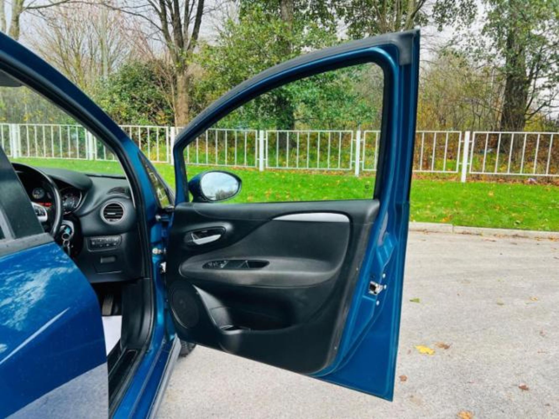 FIAT PUNTO 1.2 GBT 5DR >>--NO VAT ON HAMMER--<< - Image 17 of 32