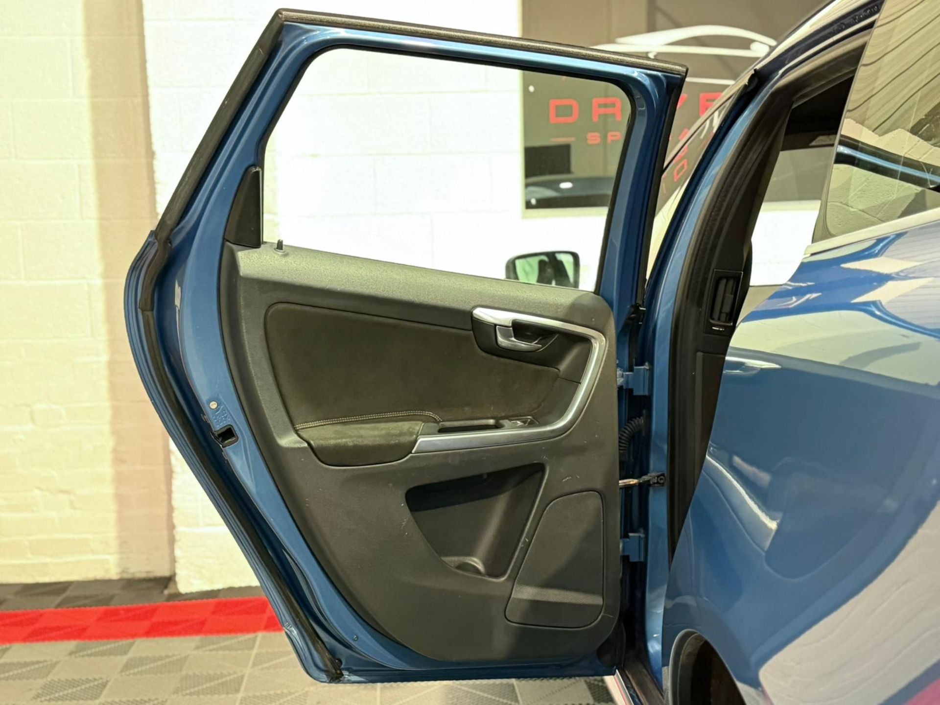 2015 VOLVO XC60 R-DESIGN D4 – BLUE >>--NO VAT ON HAMMER--<< - Image 31 of 46