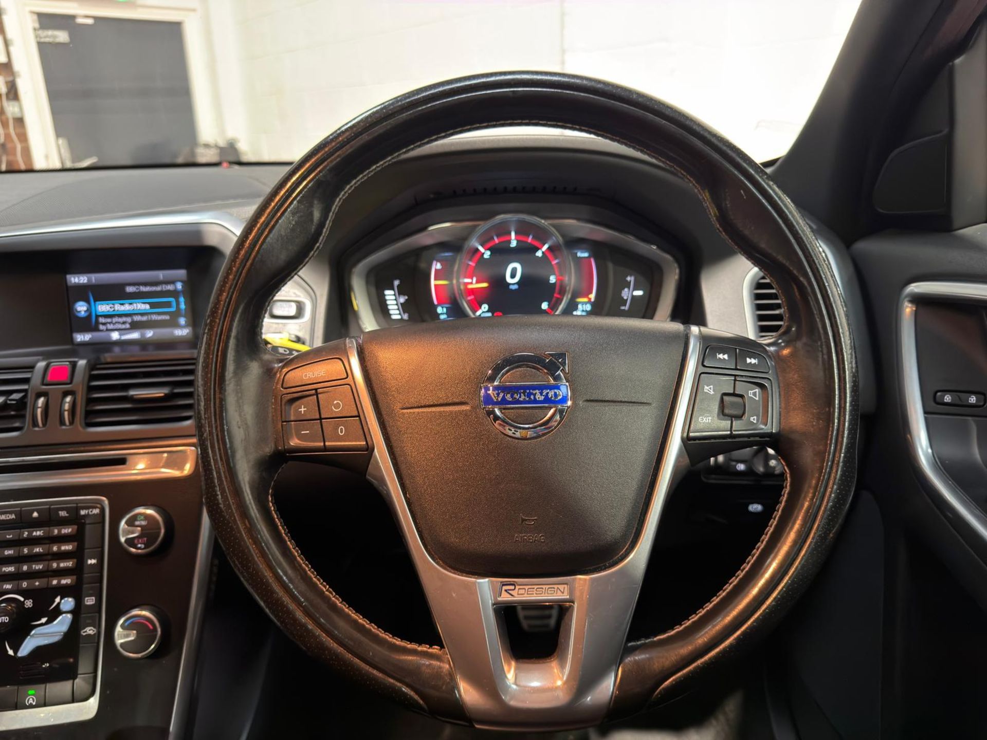 2015 VOLVO XC60 R-DESIGN D4 – BLUE >>--NO VAT ON HAMMER--<< - Image 38 of 46