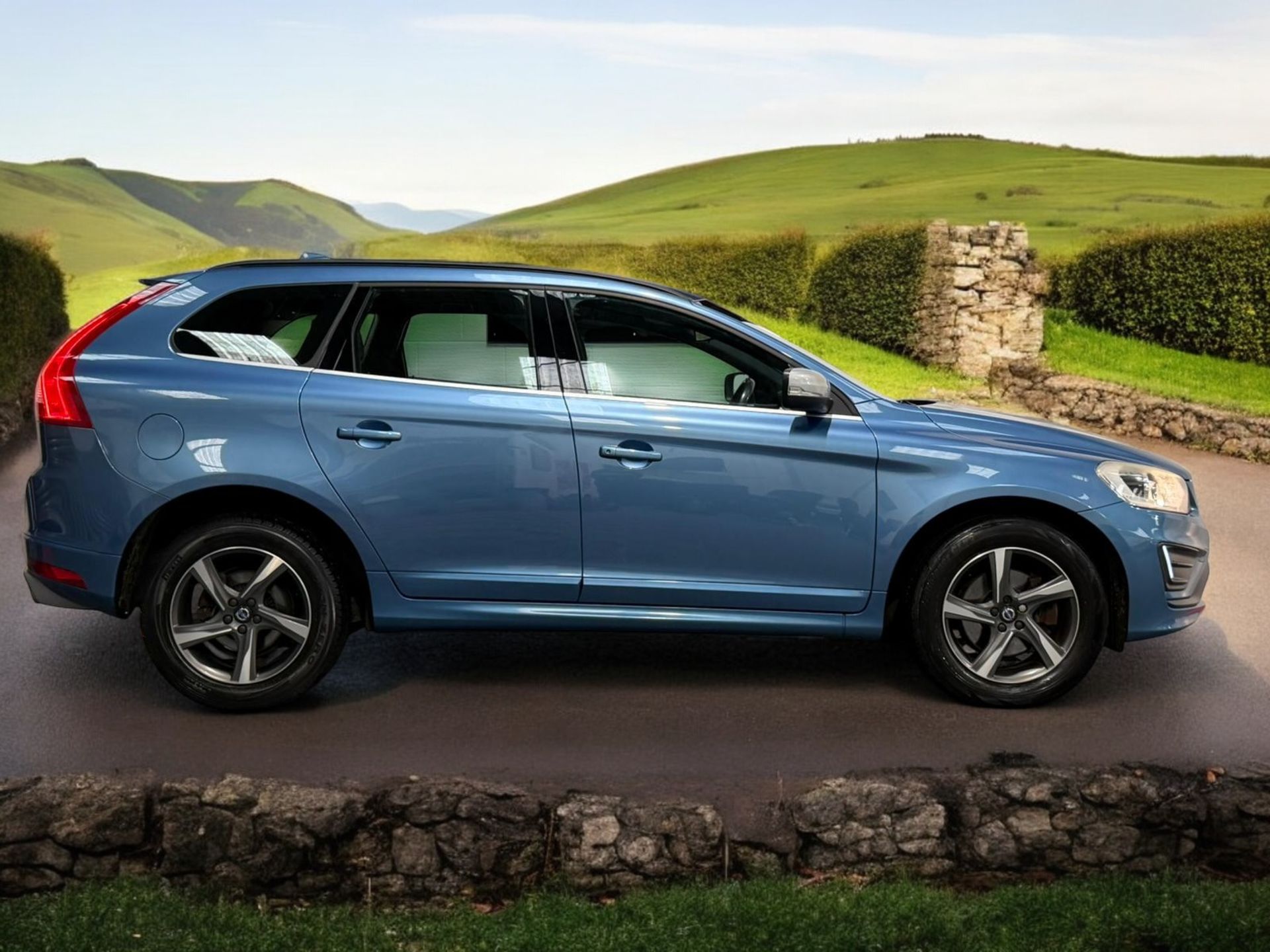 2015 VOLVO XC60 R-DESIGN D4 – BLUE >>--NO VAT ON HAMMER--<< - Image 9 of 46