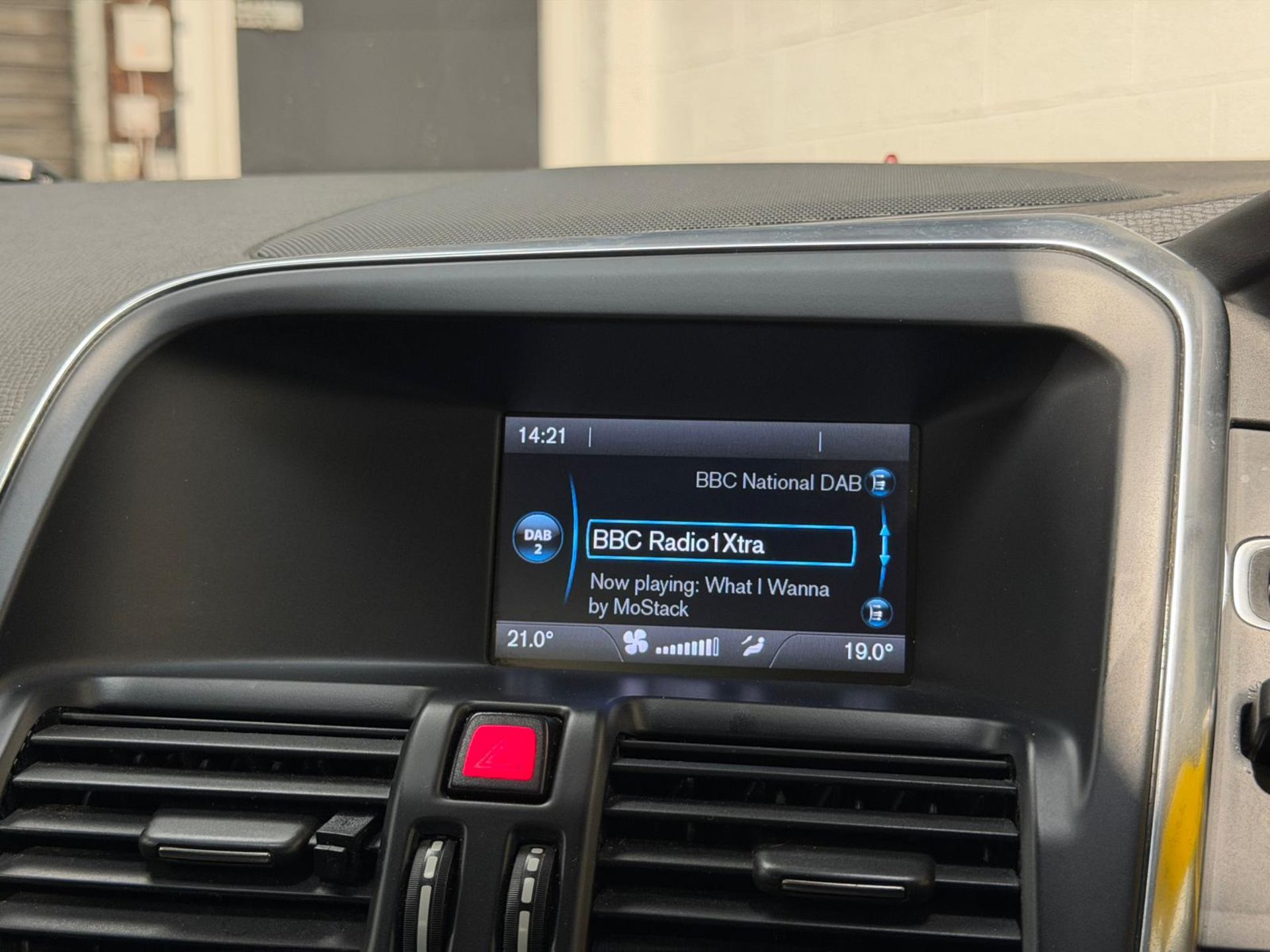 2015 VOLVO XC60 R-DESIGN D4 – BLUE >>--NO VAT ON HAMMER--<< - Image 23 of 46