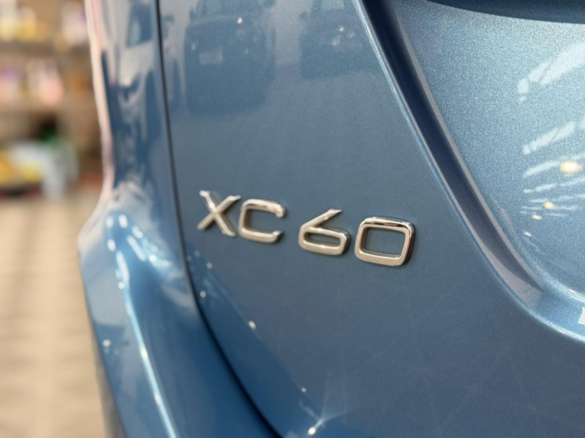 2015 VOLVO XC60 R-DESIGN D4 – BLUE >>--NO VAT ON HAMMER--<< - Image 24 of 46