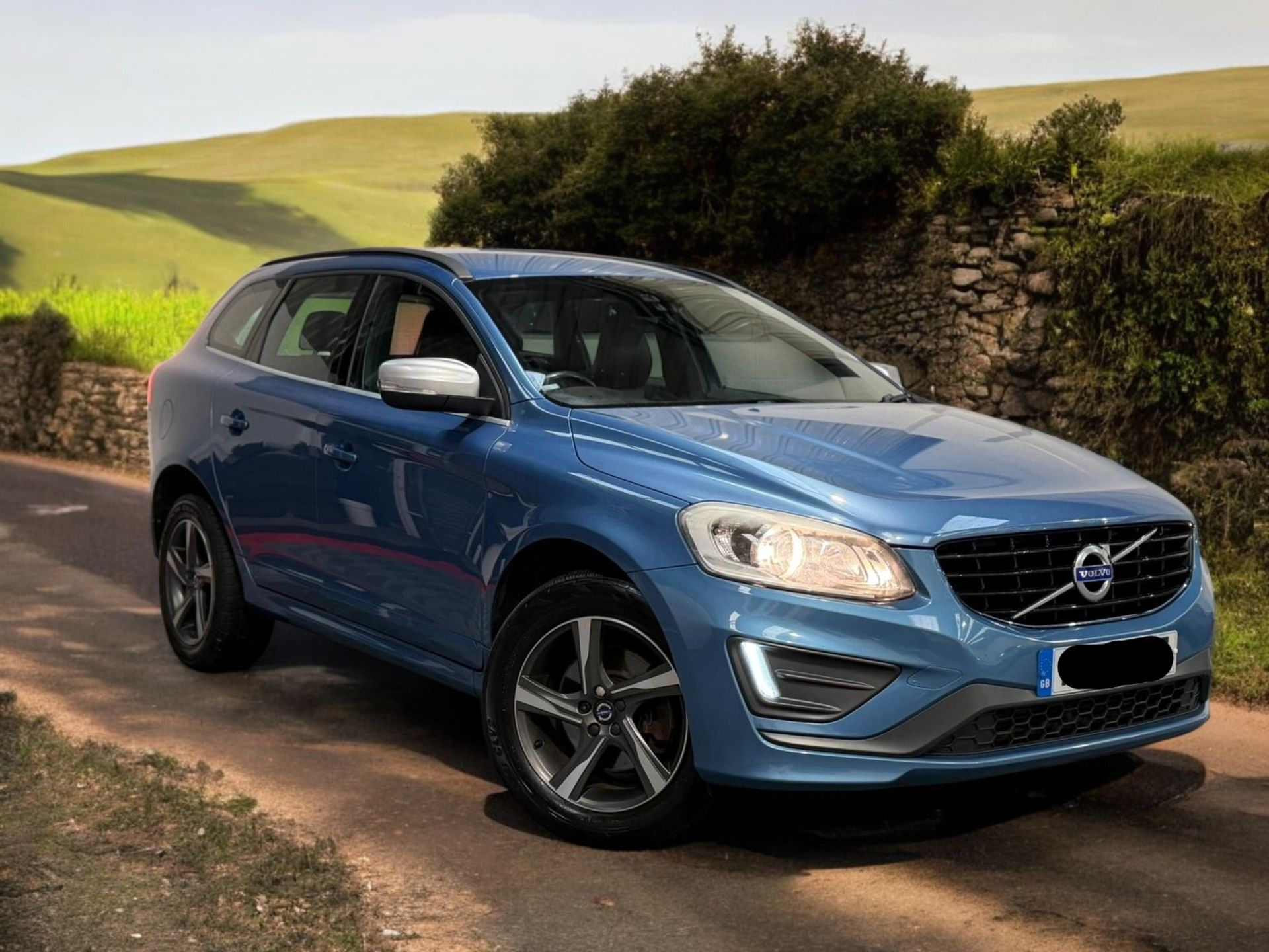 2015 VOLVO XC60 R-DESIGN D4 – BLUE >>--NO VAT ON HAMMER--<< - Image 7 of 46