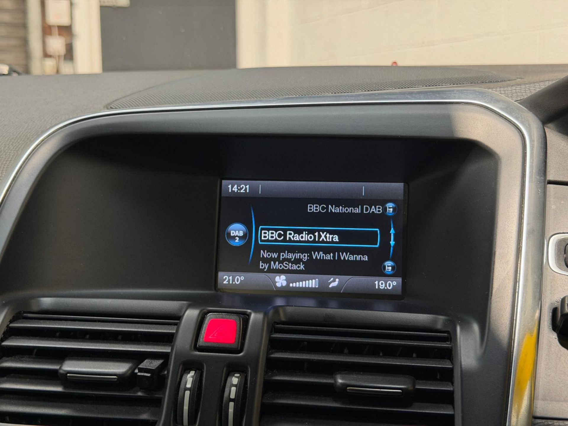 2015 VOLVO XC60 R-DESIGN D4 – BLUE >>--NO VAT ON HAMMER--<< - Image 22 of 46