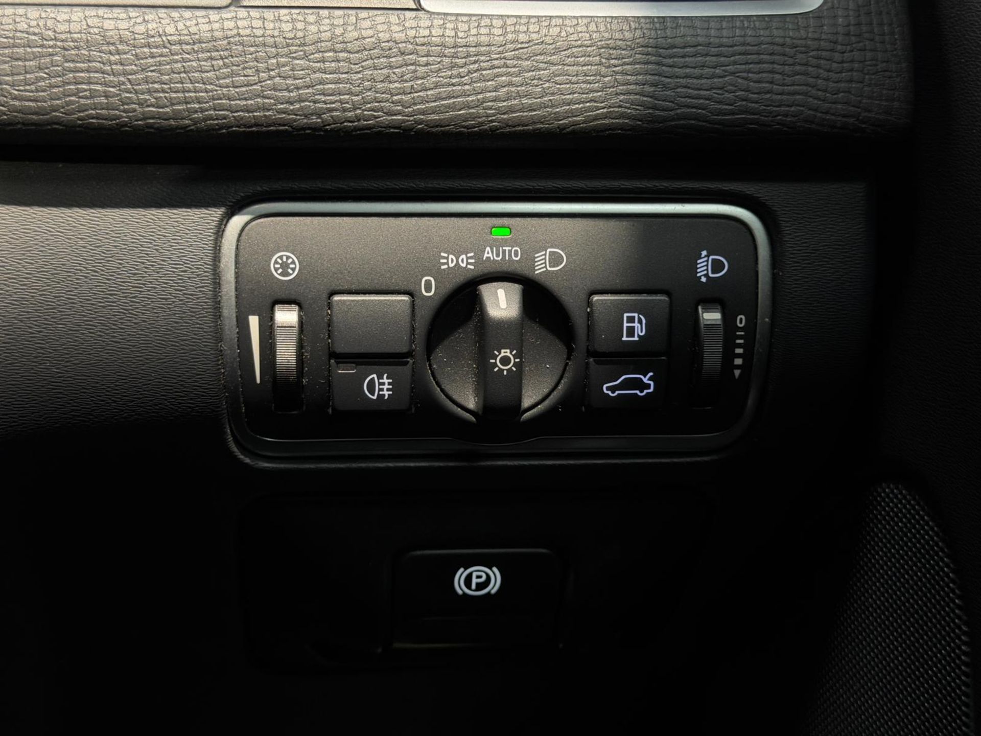 2015 VOLVO XC60 R-DESIGN D4 – BLUE >>--NO VAT ON HAMMER--<< - Image 27 of 46