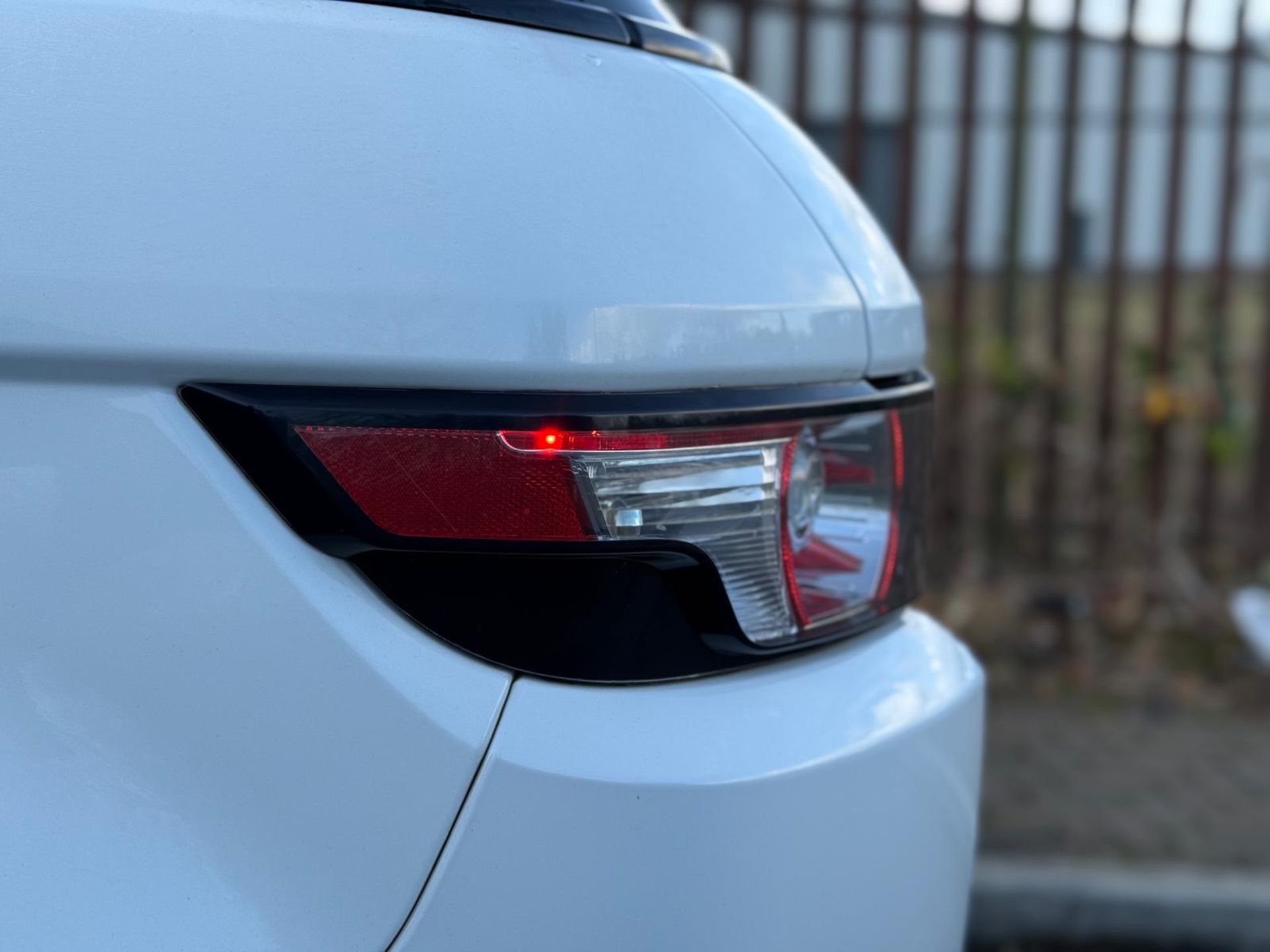 2012 LAND ROVER RANGE ROVER EVOQUE 2.2 TD4 PURE >>--NO VAT ON HAMMER--<< - Image 27 of 32