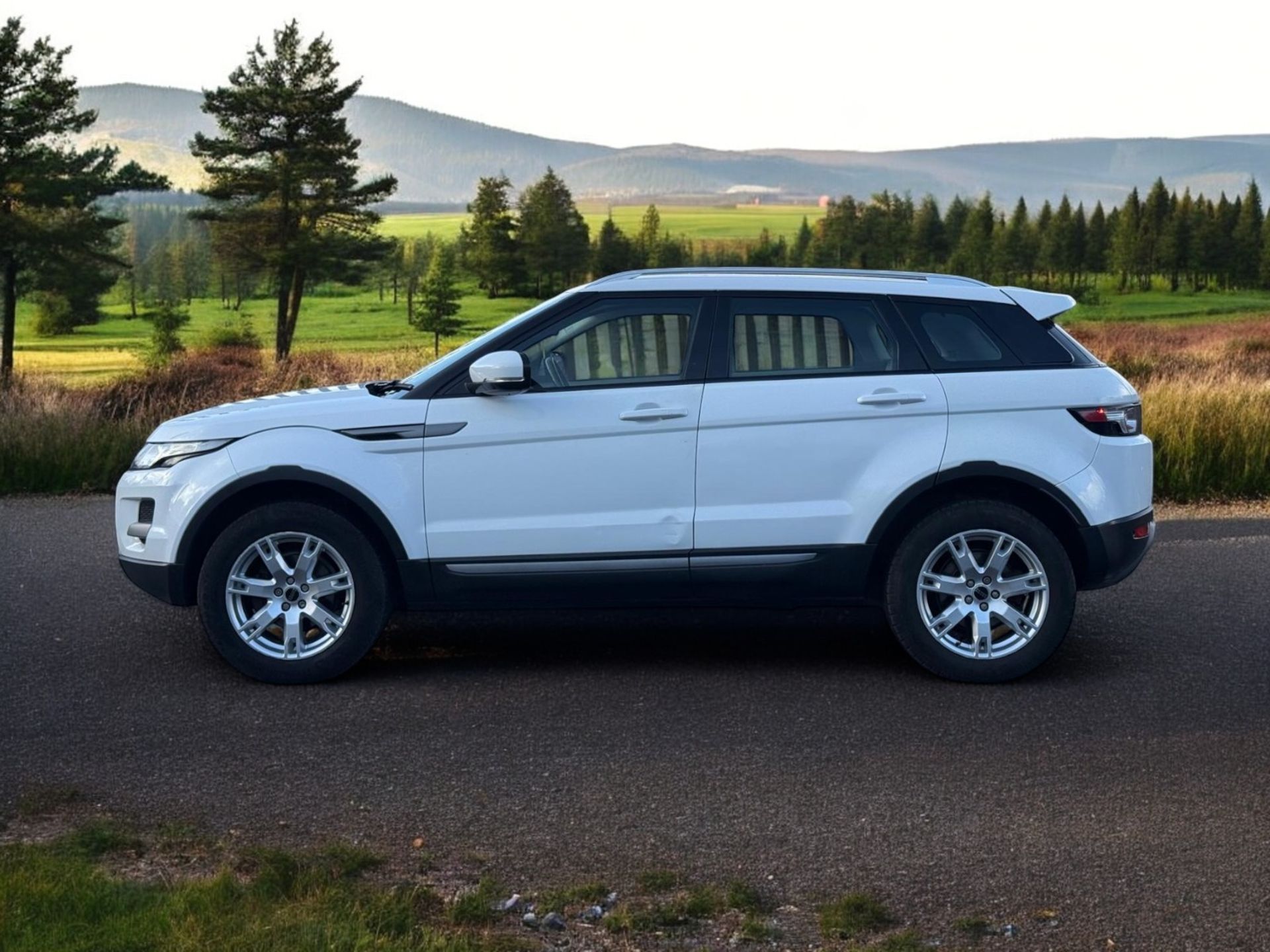 2012 LAND ROVER RANGE ROVER EVOQUE 2.2 TD4 PURE >>--NO VAT ON HAMMER--<< - Image 6 of 32