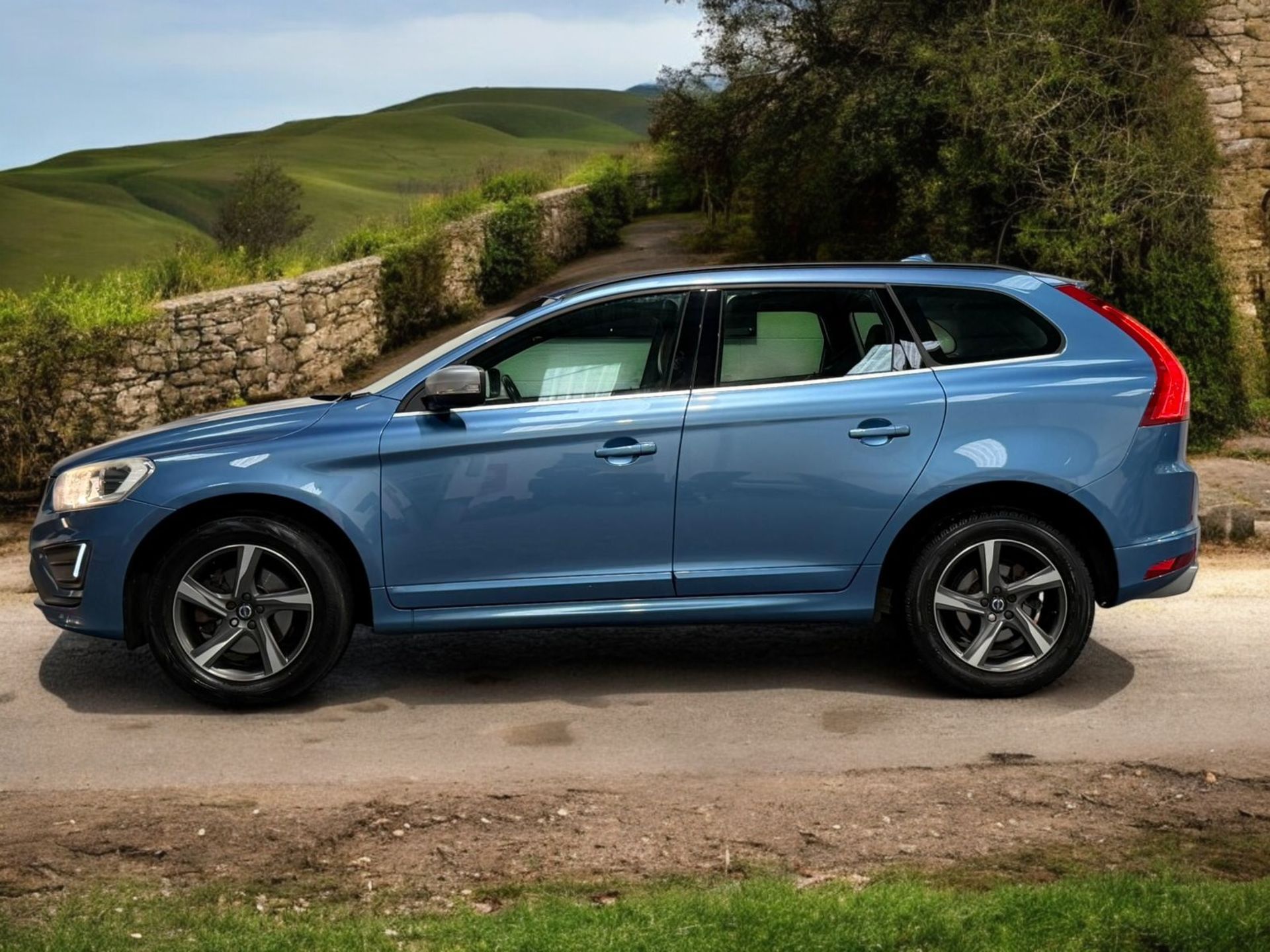 2015 VOLVO XC60 R-DESIGN D4 – BLUE >>--NO VAT ON HAMMER--<< - Image 4 of 46