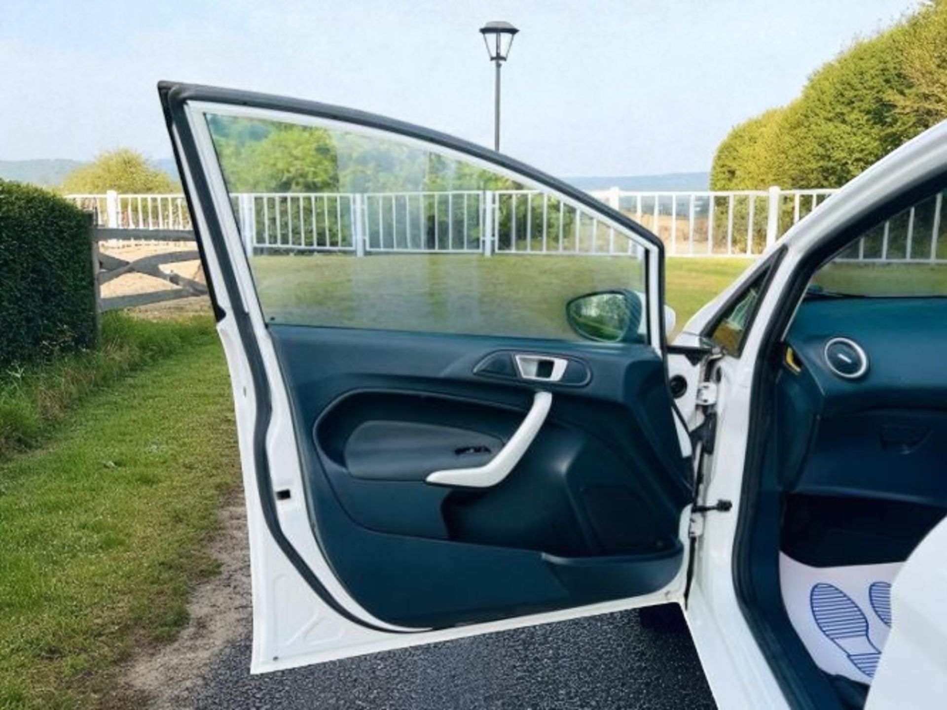 **(ONLY 105K MILEAGE)** 2012 FORD FIESTA 1.25 ZETEC 5DR >>--NO VAT ON HAMMER--<< - Image 10 of 35