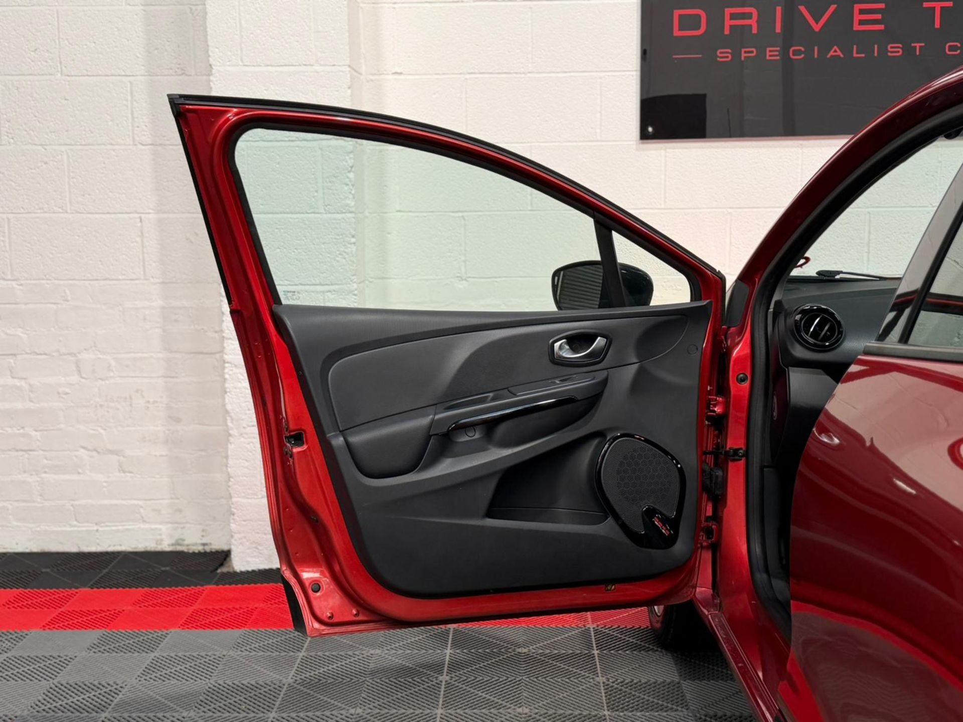2015 RENAULT CLIO 0.9 TCE DYNAMIQUE MEDIANAV – £20 TAX – 71K MILES >>--NO VAT ON HAMMER--<< - Image 31 of 41