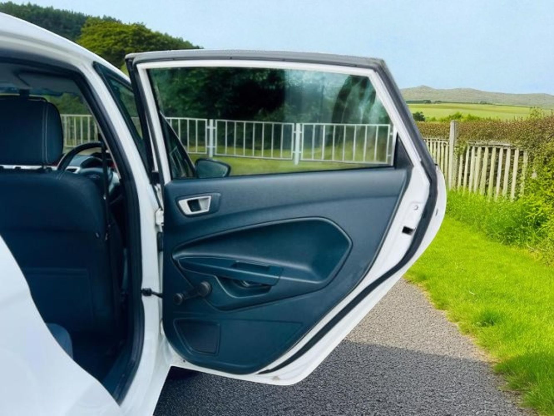 **(ONLY 105K MILEAGE)** 2012 FORD FIESTA 1.25 ZETEC 5DR >>--NO VAT ON HAMMER--<< - Image 11 of 35