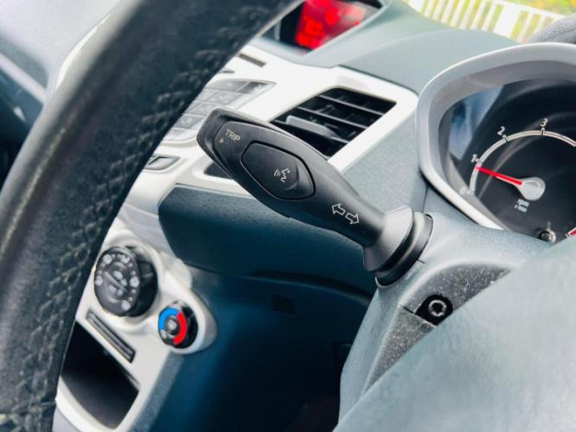 **(ONLY 105K MILEAGE)** 2012 FORD FIESTA 1.25 ZETEC 5DR >>--NO VAT ON HAMMER--<< - Image 17 of 35