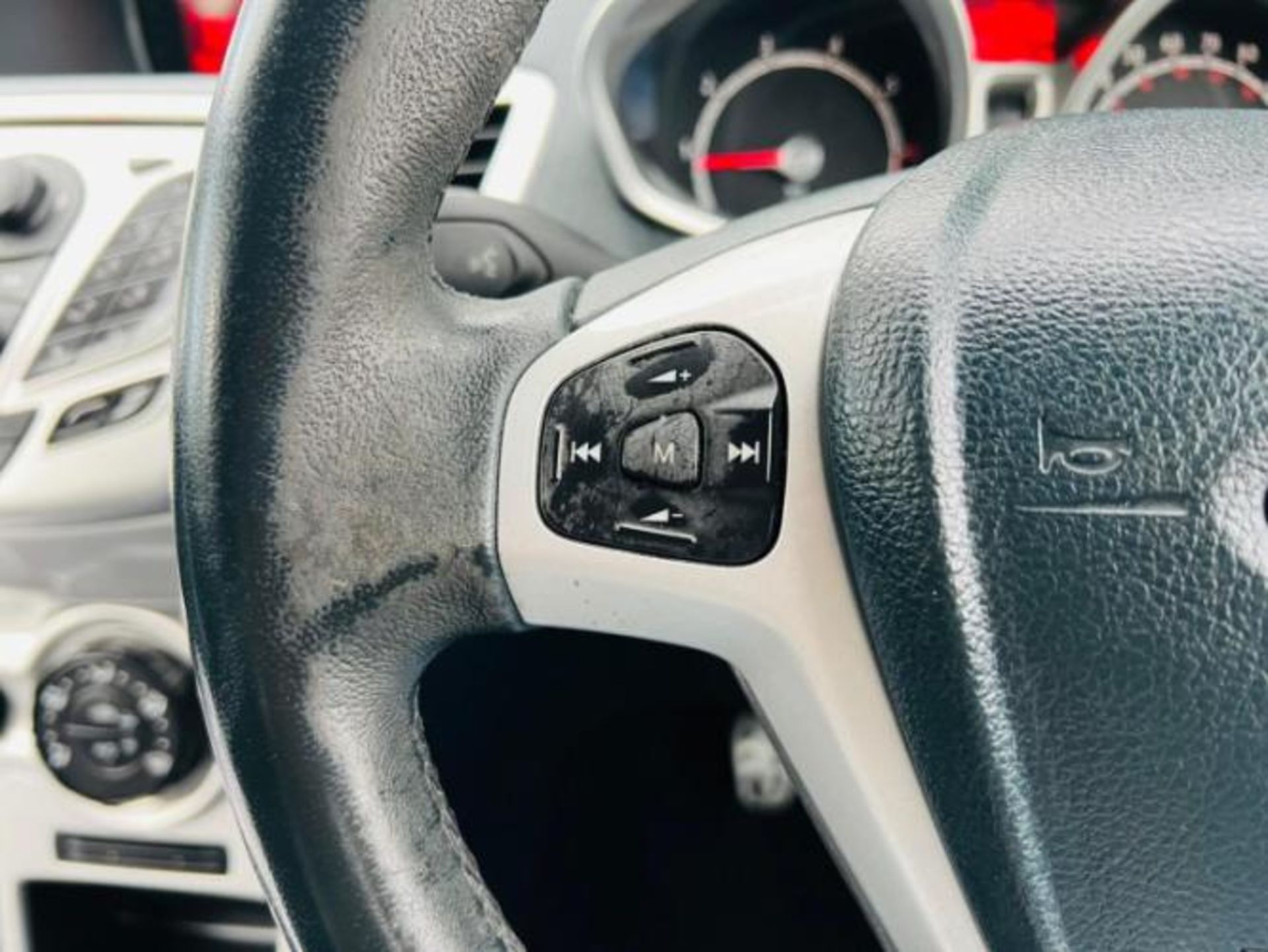 **(ONLY 105K MILEAGE)** 2012 FORD FIESTA 1.25 ZETEC 5DR >>--NO VAT ON HAMMER--<< - Image 33 of 35