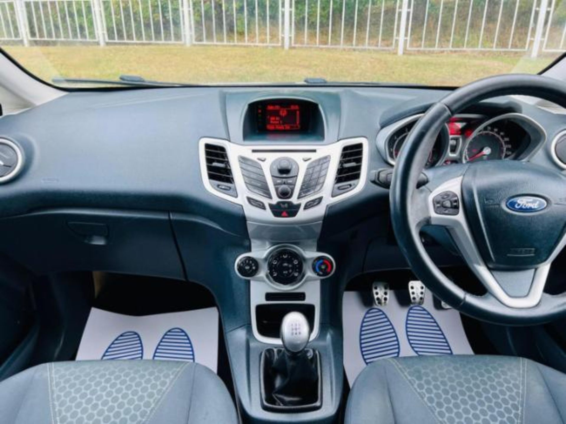 **(ONLY 105K MILEAGE)** 2012 FORD FIESTA 1.25 ZETEC 5DR >>--NO VAT ON HAMMER--<< - Image 14 of 35