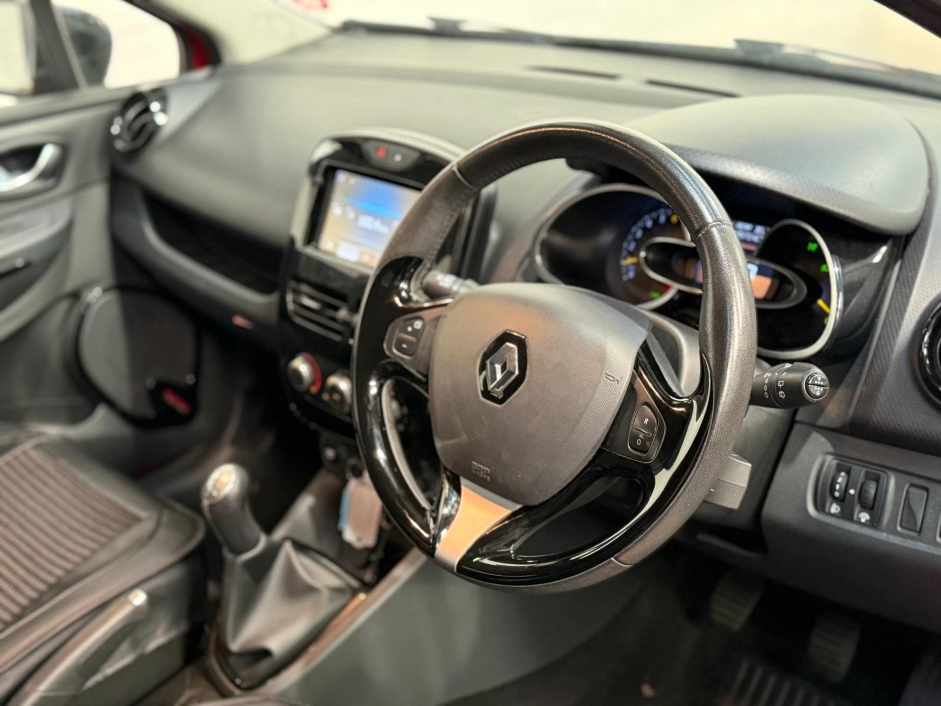 2015 RENAULT CLIO 0.9 TCE DYNAMIQUE MEDIANAV – £20 TAX – 71K MILES >>--NO VAT ON HAMMER--<< - Image 19 of 41