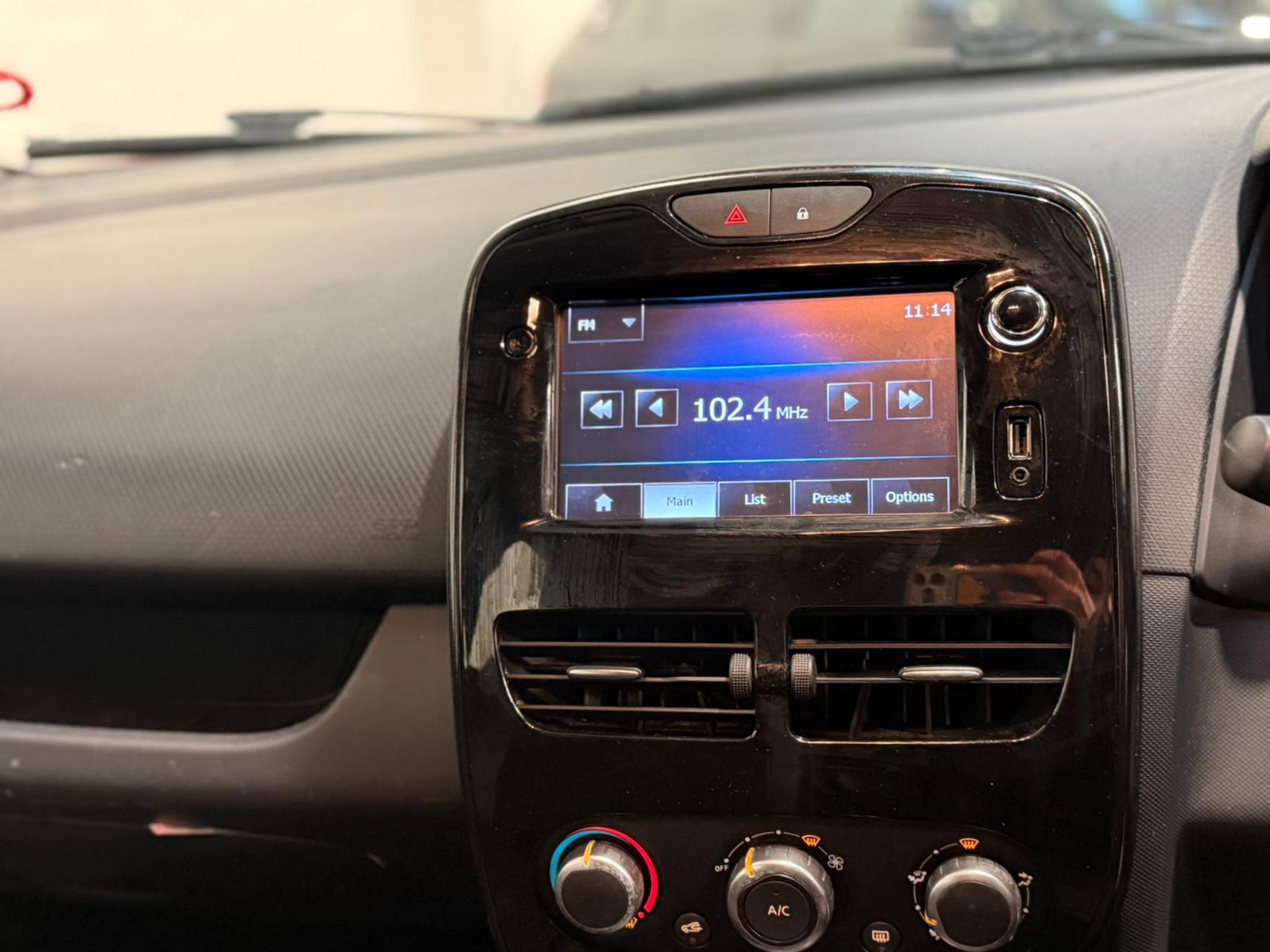 2015 RENAULT CLIO 0.9 TCE DYNAMIQUE MEDIANAV – £20 TAX – 71K MILES >>--NO VAT ON HAMMER--<< - Image 25 of 41