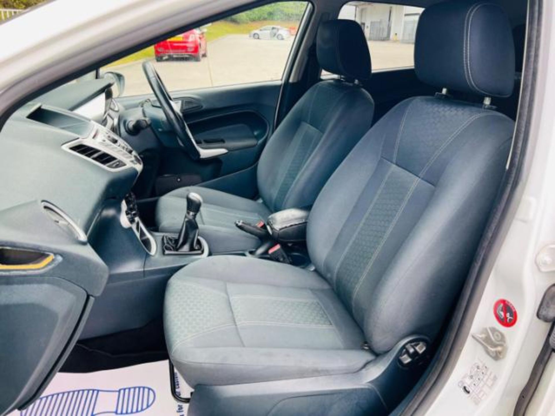 **(ONLY 105K MILEAGE)** 2012 FORD FIESTA 1.25 ZETEC 5DR >>--NO VAT ON HAMMER--<< - Image 22 of 35