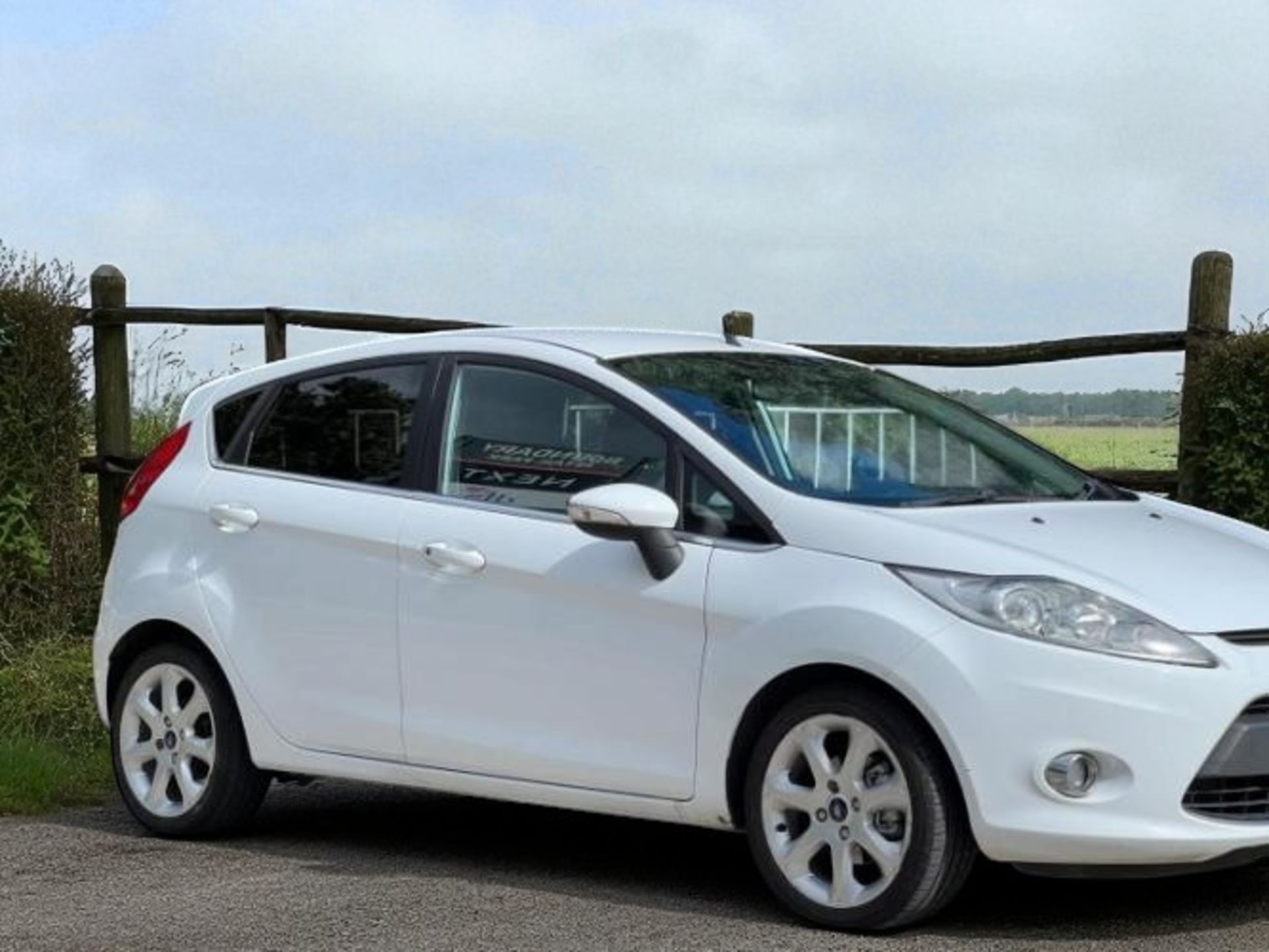 **(ONLY 105K MILEAGE)** 2012 FORD FIESTA 1.25 ZETEC 5DR >>--NO VAT ON HAMMER--<< - Image 3 of 35