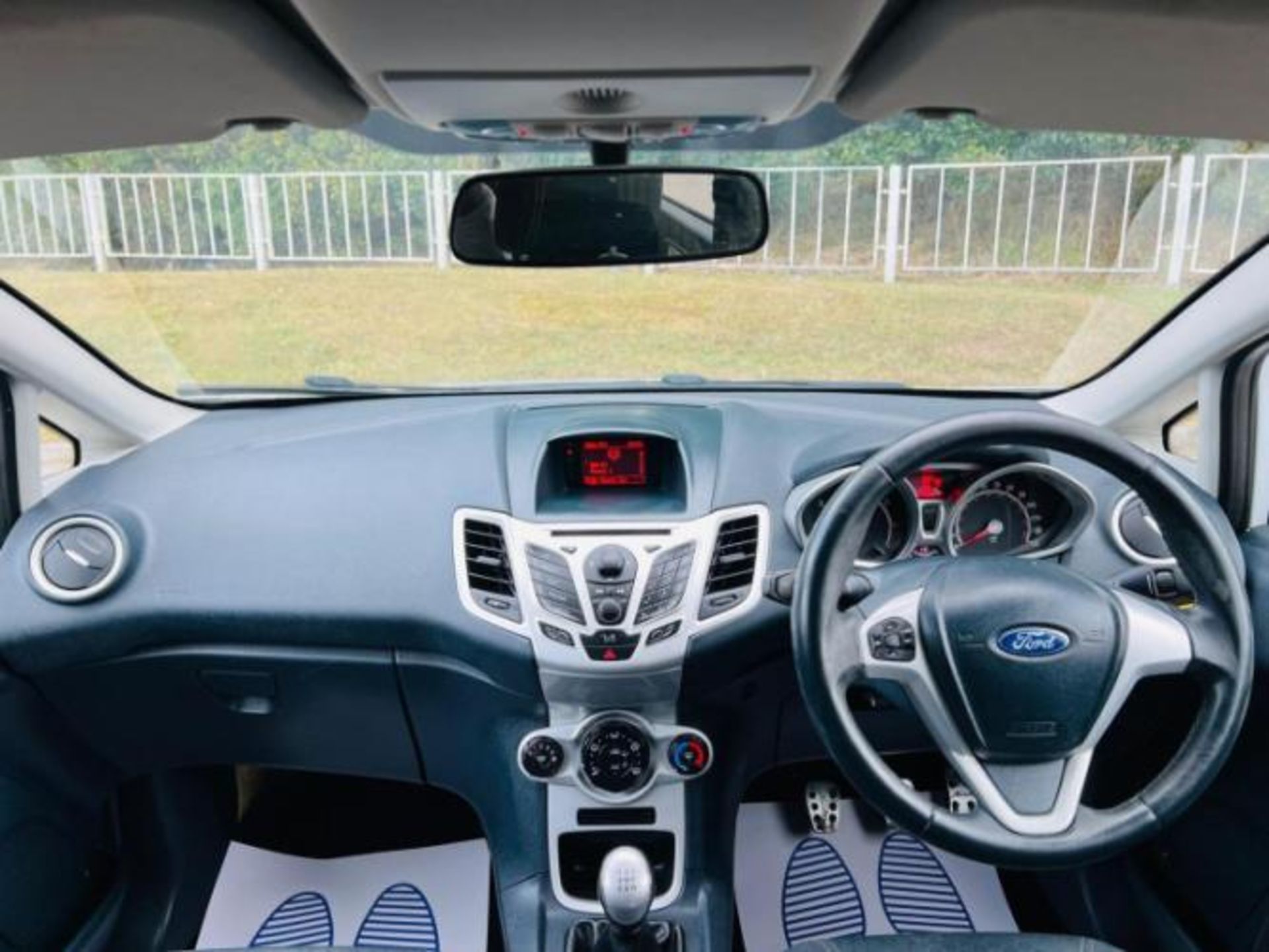 **(ONLY 105K MILEAGE)** 2012 FORD FIESTA 1.25 ZETEC 5DR >>--NO VAT ON HAMMER--<< - Image 28 of 35