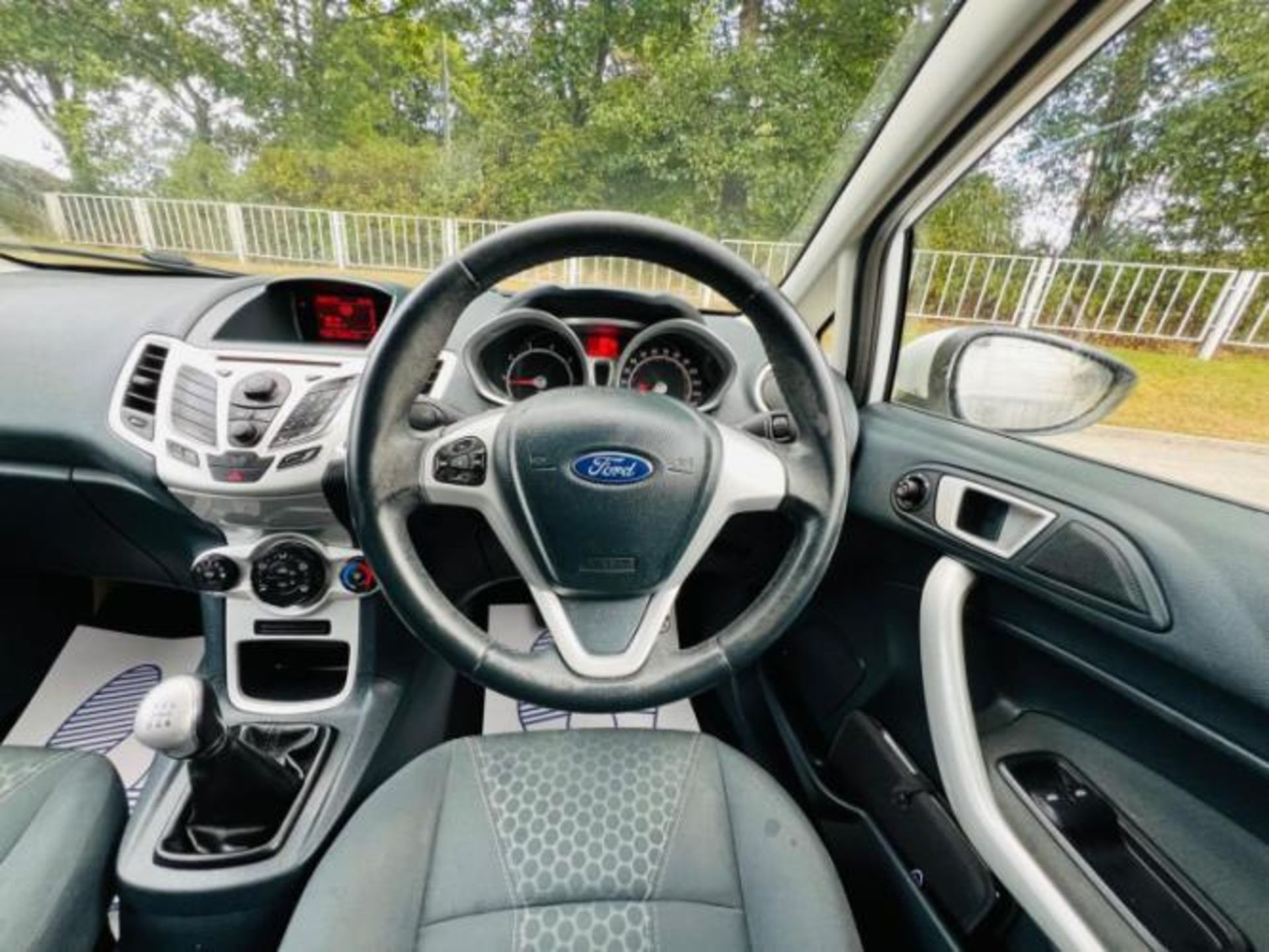 **(ONLY 105K MILEAGE)** 2012 FORD FIESTA 1.25 ZETEC 5DR >>--NO VAT ON HAMMER--<< - Image 30 of 35