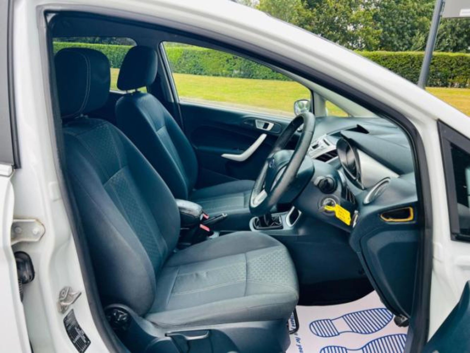 **(ONLY 105K MILEAGE)** 2012 FORD FIESTA 1.25 ZETEC 5DR >>--NO VAT ON HAMMER--<< - Image 16 of 35