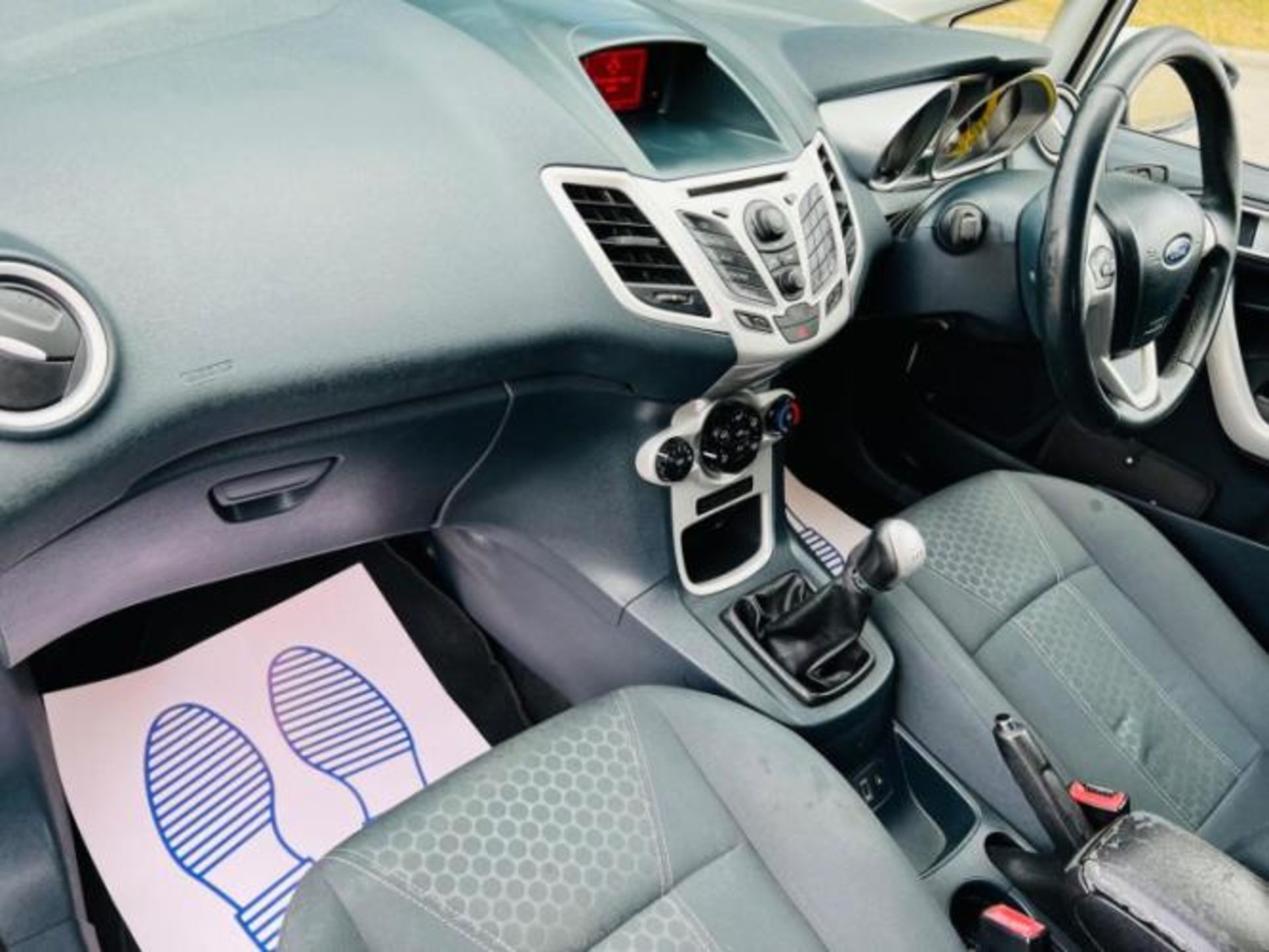 **(ONLY 105K MILEAGE)** 2012 FORD FIESTA 1.25 ZETEC 5DR >>--NO VAT ON HAMMER--<< - Image 24 of 35