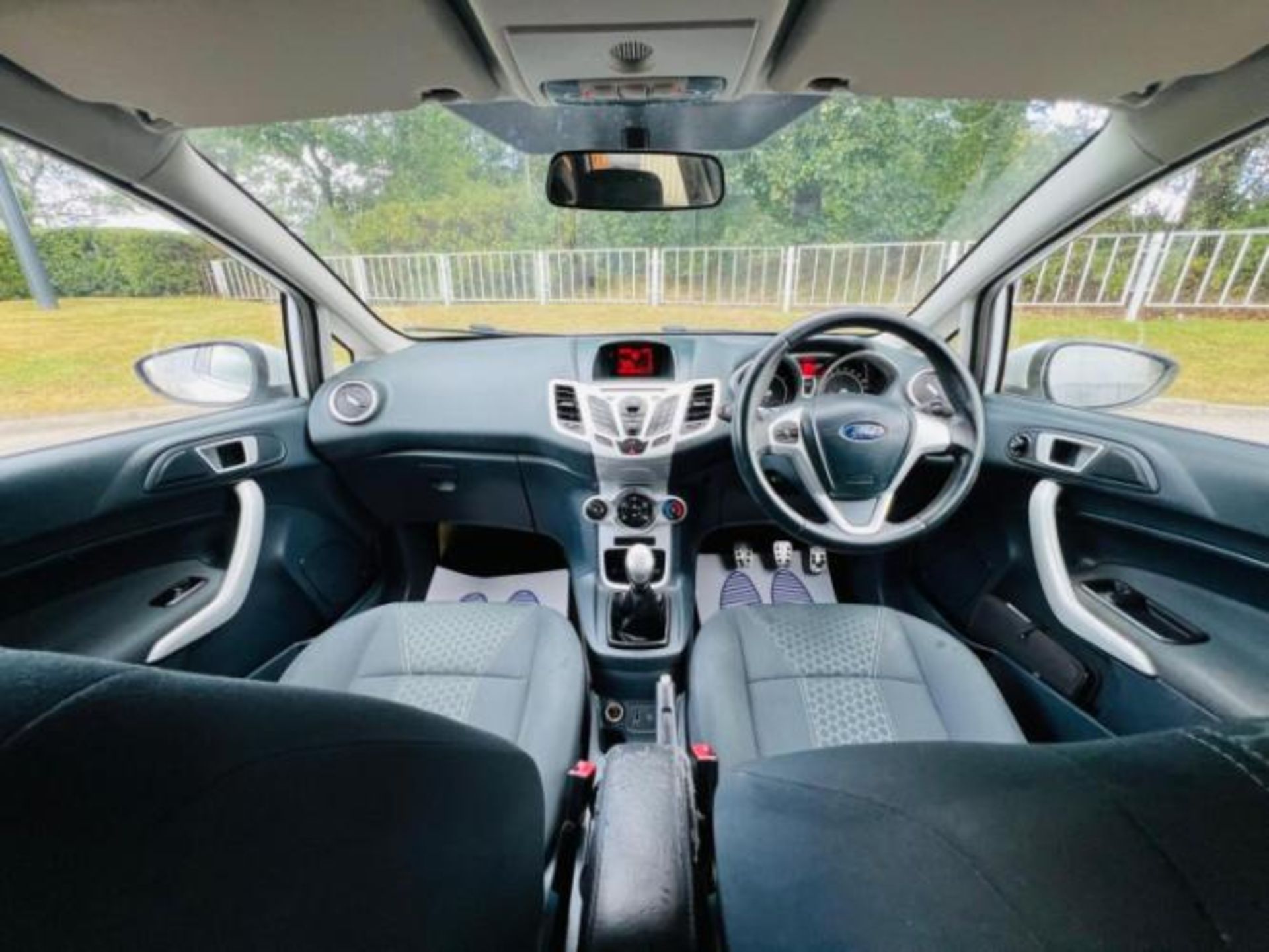 **(ONLY 105K MILEAGE)** 2012 FORD FIESTA 1.25 ZETEC 5DR >>--NO VAT ON HAMMER--<< - Image 25 of 35