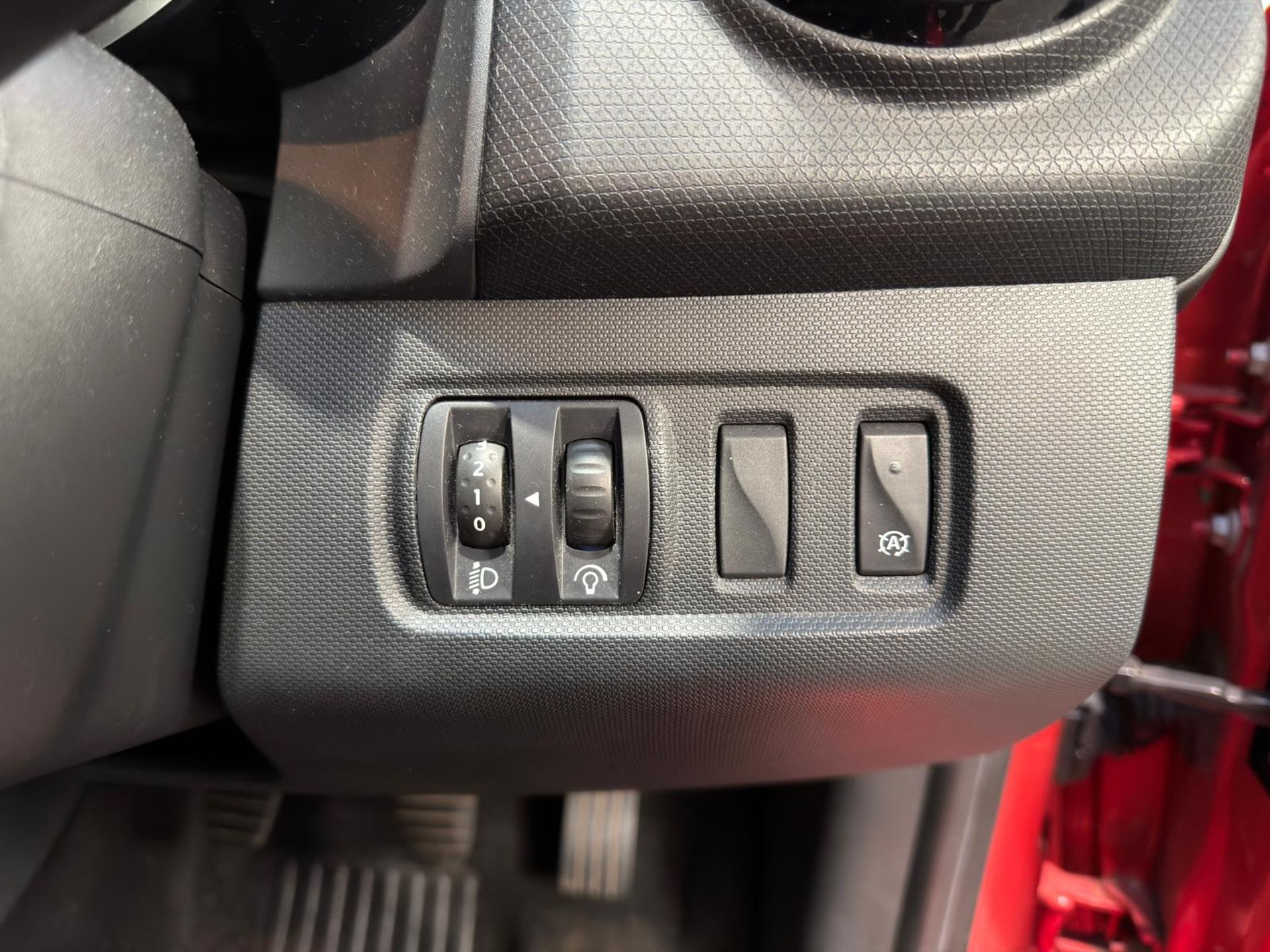 2015 RENAULT CLIO 0.9 TCE DYNAMIQUE MEDIANAV – £20 TAX – 71K MILES >>--NO VAT ON HAMMER--<< - Image 30 of 41