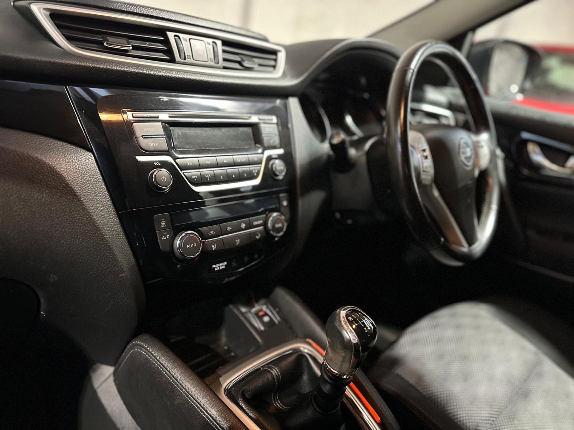 2015 NISSAN QASHQAI ACENTA DIG-T >>--NO VAT ON HAMMER--<< - Image 17 of 38