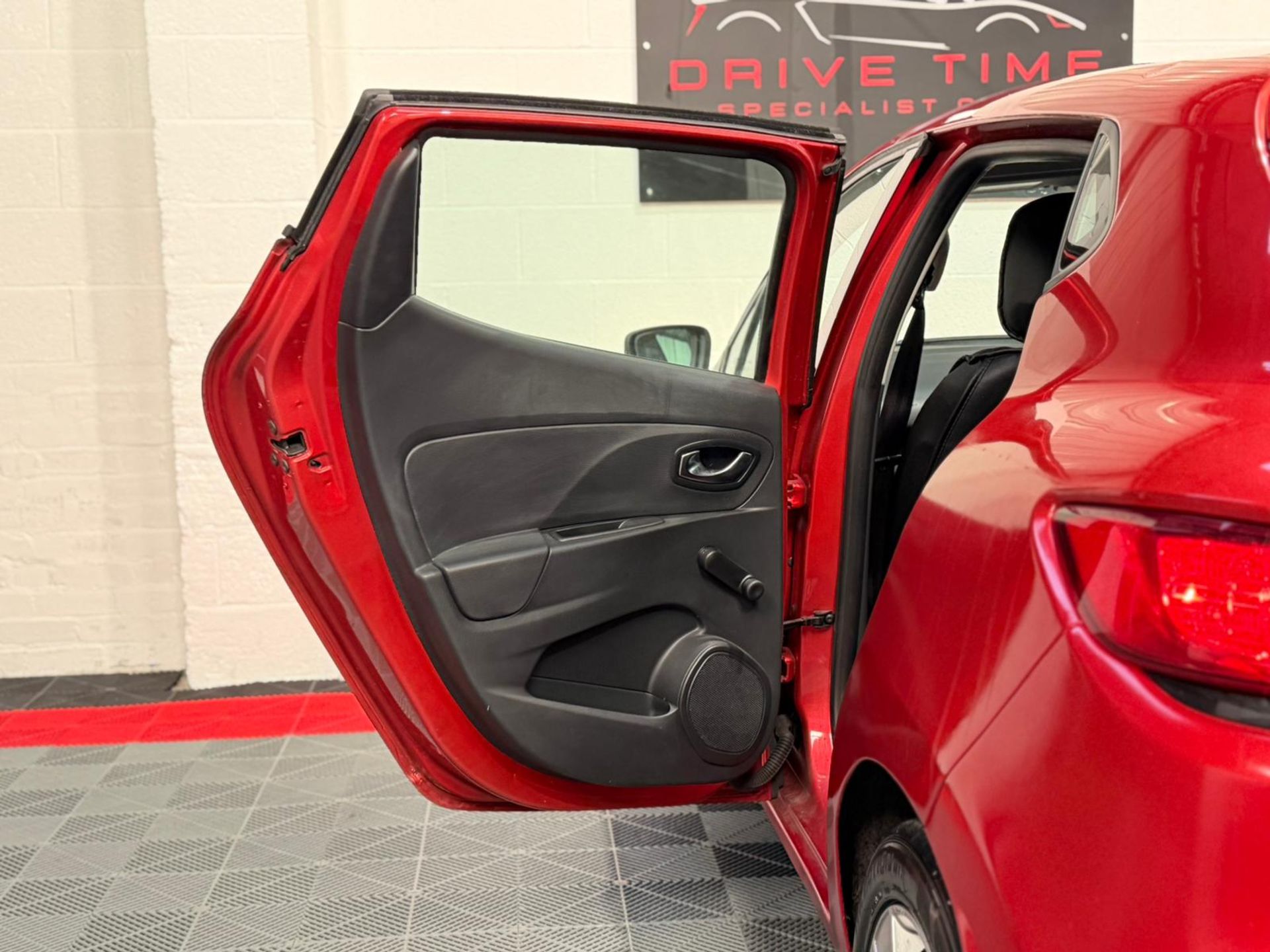 2015 RENAULT CLIO 0.9 TCE DYNAMIQUE MEDIANAV – £20 TAX – 71K MILES >>--NO VAT ON HAMMER--<< - Image 24 of 41