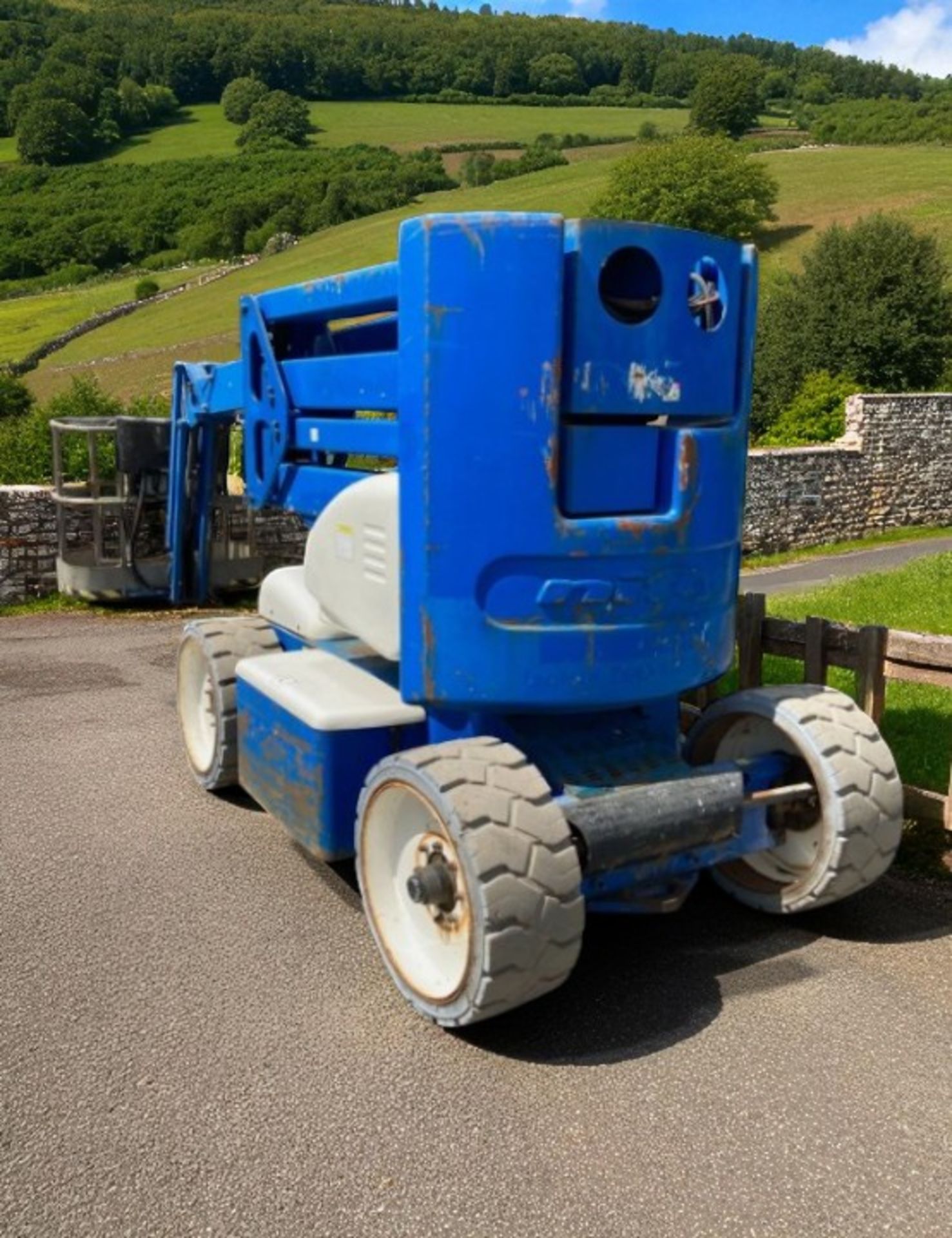 2011 NIFTYLIFT HR15 CHERRY PICKER ACCESS PLATFORM - Image 4 of 8