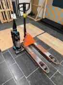 Vacuum hoover and manual pallet truck