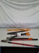 Contents of table to include spriit level and garden shears as lotted