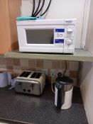 Kitchen sundries comprising of Logix L04TC14 4-slice toaster, Bosch TWK86101 jug kettle and Argos