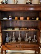 Contents of display cabinet including oriental trinket boxes, leather card box, glassware etc