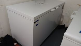 Logik L420CFW20 420 litre chest freezer, serial number 2141006737 (advised that contents will be
