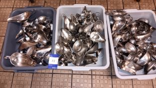 3 x trays of stainless steel gravy boats – Located in main kitchen