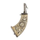 Curved powder flask made from ox horn with engraved decoration | Europe, European