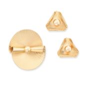TIFFANY & CO., A VINTAGE GOLD BROOCH in 14ct yellow gold, the stylised brooch in fluted design,