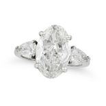AN IMPORTANT 5.02 CARAT DIAMOND RING set with an oval brilliant cut diamond of 5.02 carats between t