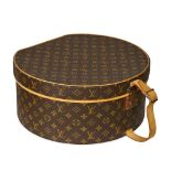 LOUIS VUITTON MONOGRAM BOITE CHAPEAU 40 BOX Condition grade B-. Monogram coated canvas exterior