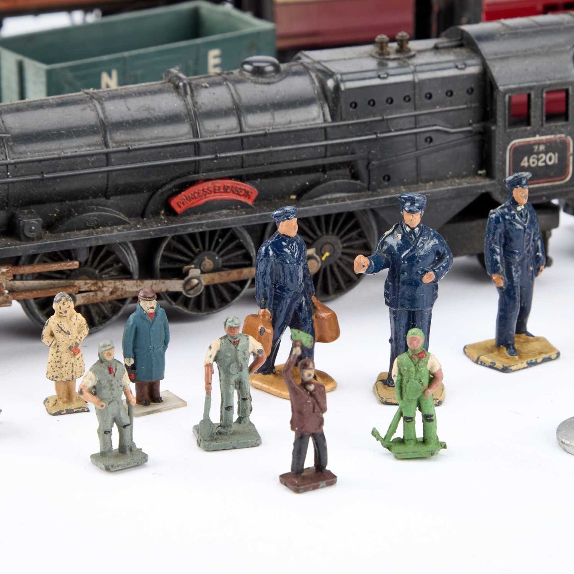 A COLLECTION OF VINTAGE ‘OO’ GAUGE MODEL RAILWAY ITEMS - Image 2 of 8